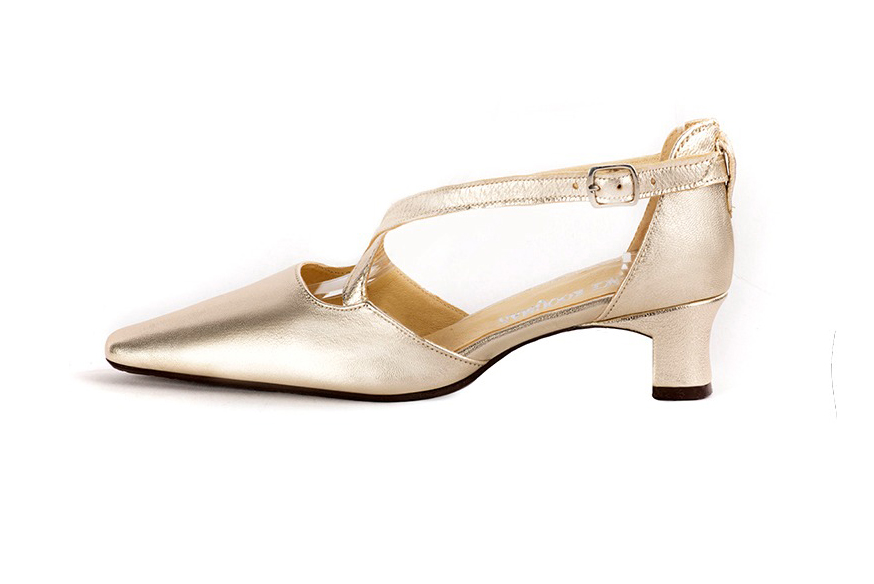 Women's gold open side dress shoes, with crossed straps. Tapered toe. Low kitten heels - Profile view